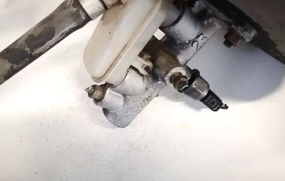 Nissan Almera Tino Master brake cylinder 25189079