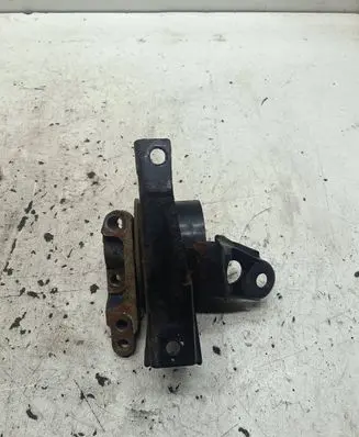 Nissan X-Trail T30 Engine mount bracket
