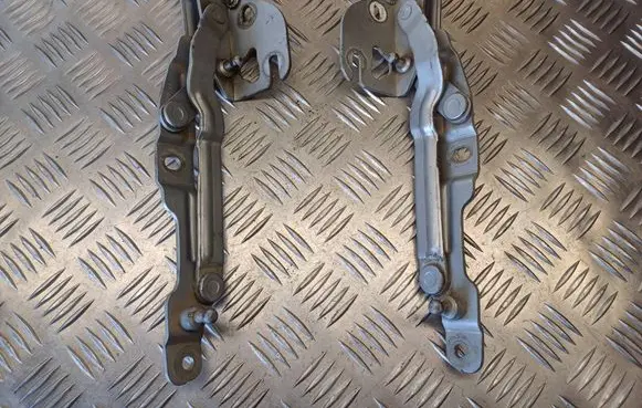 Audi A4 S4 B5 8D Tailgate/trunk/boot hinge 8D5827302C 8D5827301C
