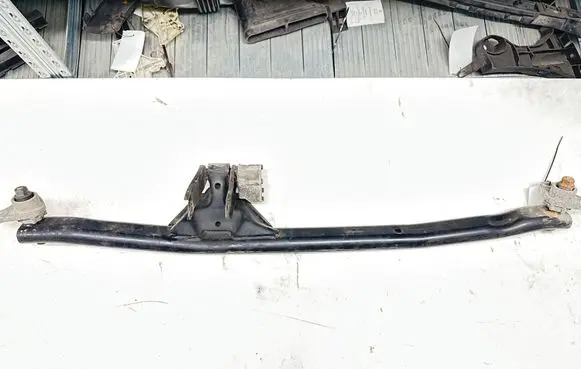 Volvo XC70 Engine mounting bracket