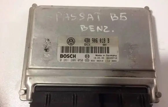 Volkswagen PASSAT B5 Engine control unit/module 4B0906018B 0261206050