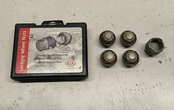 KIA Sorento Anti-theft wheel nuts and lock 