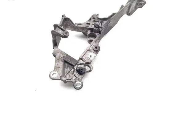 Land Rover Discovery 4 - LR4 Engine mounting bracket G4D3-9L456-DC