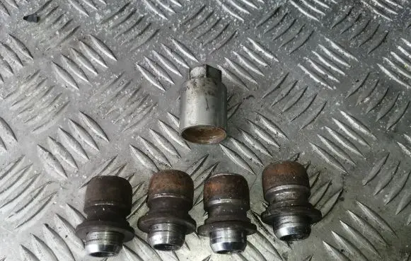 Mitsubishi Outlander Anti-theft wheel nuts and lock 