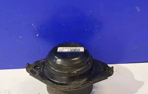 Mercedes-Benz R W251 Engine mount bracket A2512402617