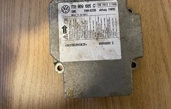 Volkswagen Touran I Airbag control unit/module 1T0909605C 5WK42518