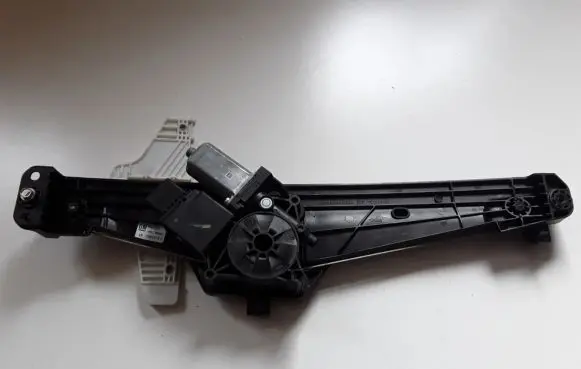 Rear window lifting mechanism without motor