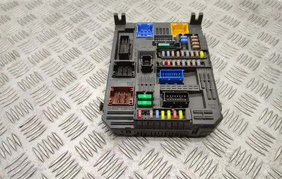 Opel Grandland X Fuse module 9830813080