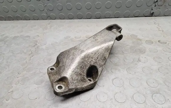 BMW 1 F20 F21 Engine mounting bracket 6861401