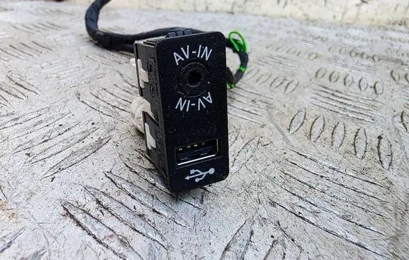 Mini Cooper Countryman R60 AUX in-socket connector 9229242 84109229242