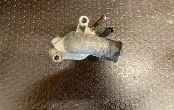 Opel Astra H Thermostat/thermostat housing 