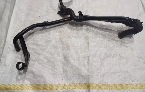 Volkswagen PASSAT B8 Engine coolant pipe/hose 04L121131AB