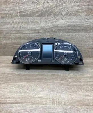 Volkswagen PASSAT B7 Speedometer (instrument cluster) 3AA920870B