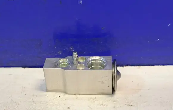 Volvo XC90 Air conditioning (A/C) expansion valve 30676364 ZVS0550B01