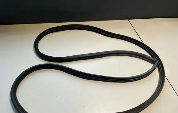 Mitsubishi Pajero Trunk rubber seal (body) 