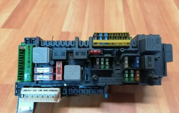 Mercedes-Benz C W204 Fuse module 168298 016706581 1670660