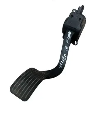 Accelerator throttle pedal