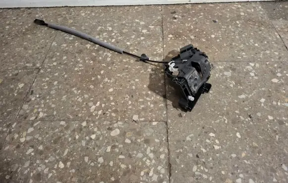 Volvo XC60 Front door lock 30799308