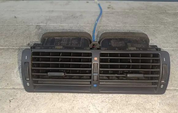 BMW 5 E39 Dash center air vent grill 8391179