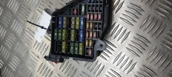 Audi A4 S4 B7 8E 8H Fuse module 8D2941824