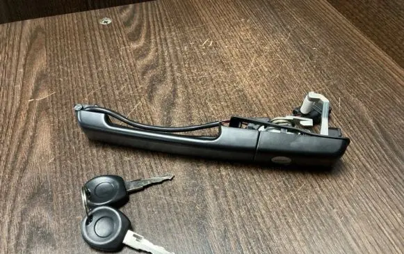 Volkswagen PASSAT B5.5 Front door exterior handle 357837207A