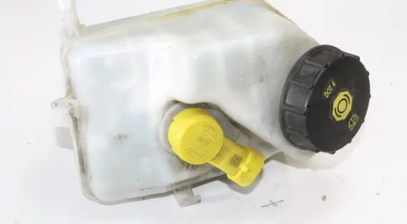 Opel Insignia A Brake fluid reservoir 