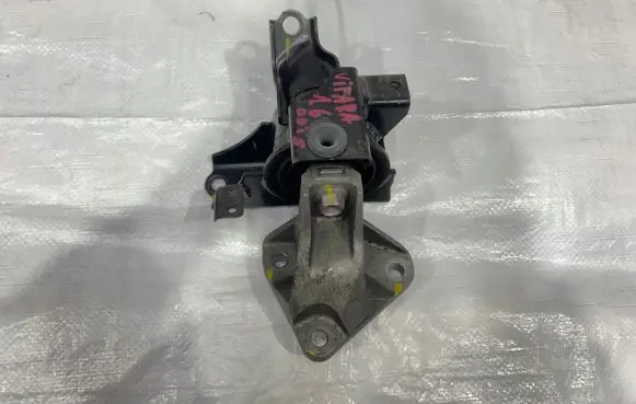 Suzuki SX4 S-Cross Engine mount bracket