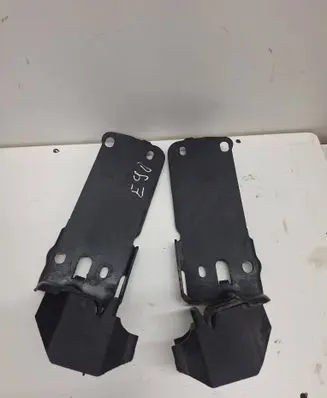 BMW 3 E90 E91 Radiator mount bracket 7117811