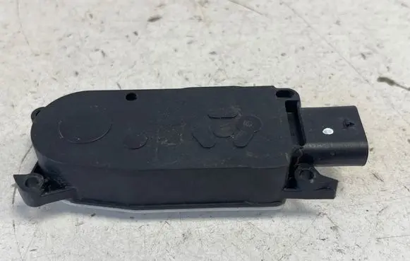 Opel Mokka B Radiator active air flap actuator 5877r1001a