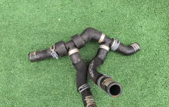 Engine coolant pipe/hose