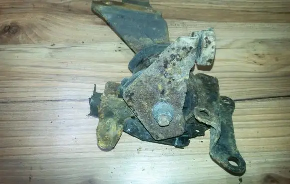 Mazda 323 Engine mount bracket