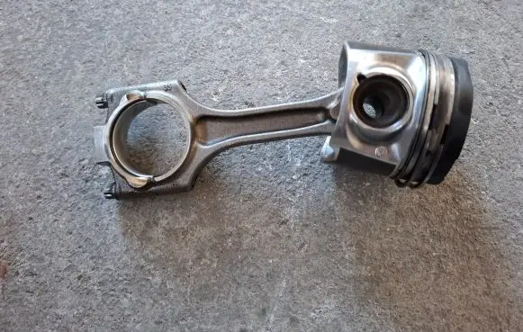 Volvo XC60 Piston with connecting rod 31303100