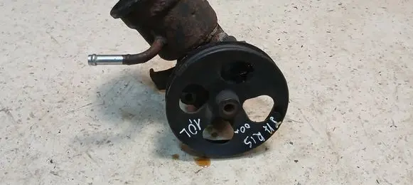 Toyota Yaris Power steering pump W9E14112