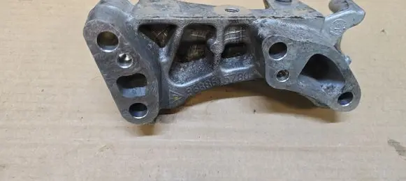 Peugeot 308 Engine mounting bracket 9688615780