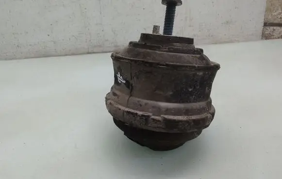 Engine mount bracket