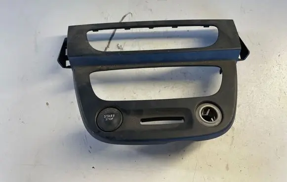 Renault Megane III Radio/GPS head unit trim 682600003R 40334M
