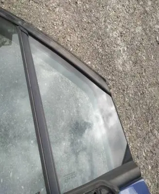 Peugeot 807 Front door vent window glass four-door 
