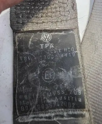 Volkswagen Golf IV Front seatbelt E1040180