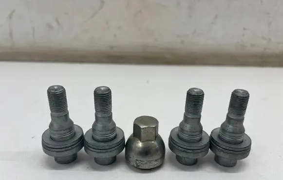 Opel Grandland X Anti-theft wheel nuts and lock 