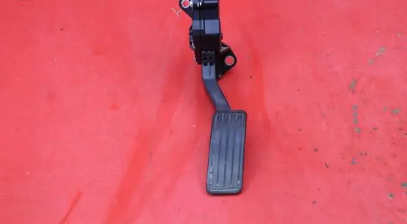 Subaru Outback Accelerator throttle pedal 198800-7120