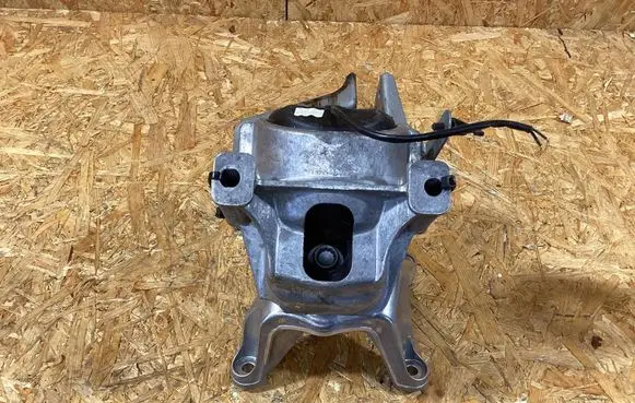 Engine mounting bracket