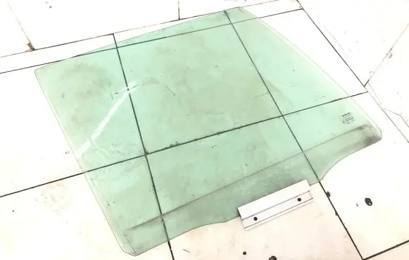 Volvo XC90 Rear door window glass AS2
