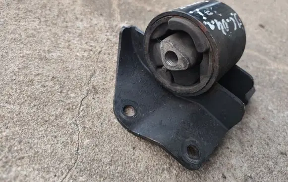 Jeep Cherokee III KJ Engine mount bracket