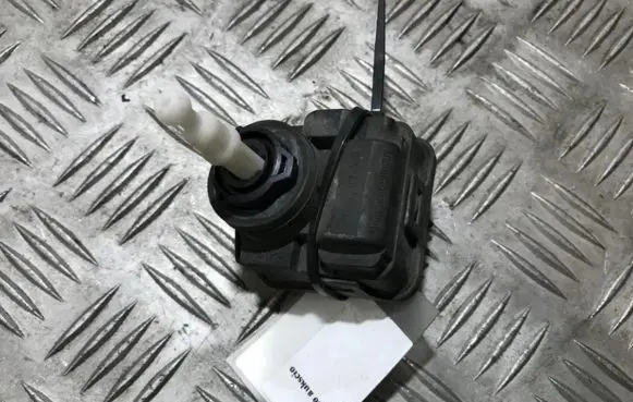 Opel Omega B1 Headlight level adjustment motor 90492832