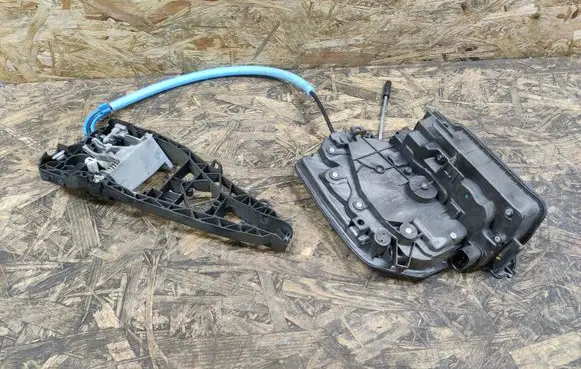 BMW 2 F46 Front door lock 7281934