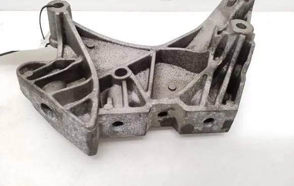Engine mounting bracket