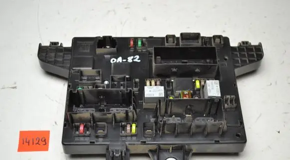 Opel Astra J Fuse module 13368652 1110139AC