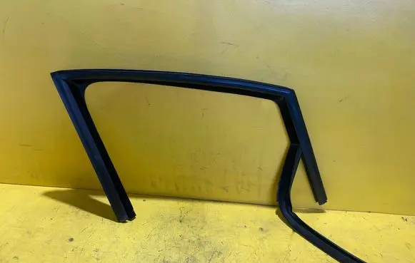 Seat Ibiza IV (6J,6P) Front door glass trim molding 6J883943