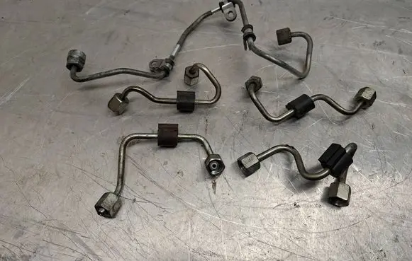Volkswagen Golf VI Fuel injector supply line/pipe 