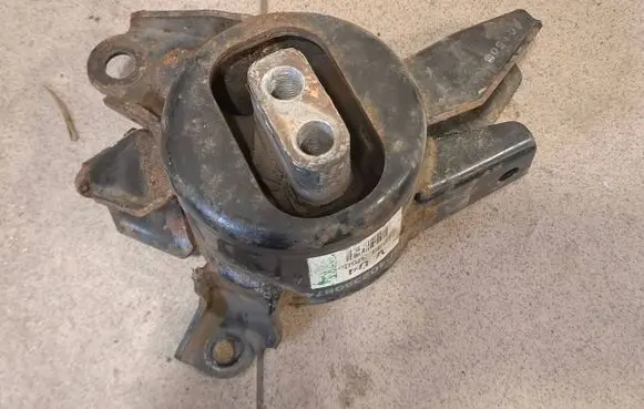 Hyundai i40 Engine mount bracket 218303Z500